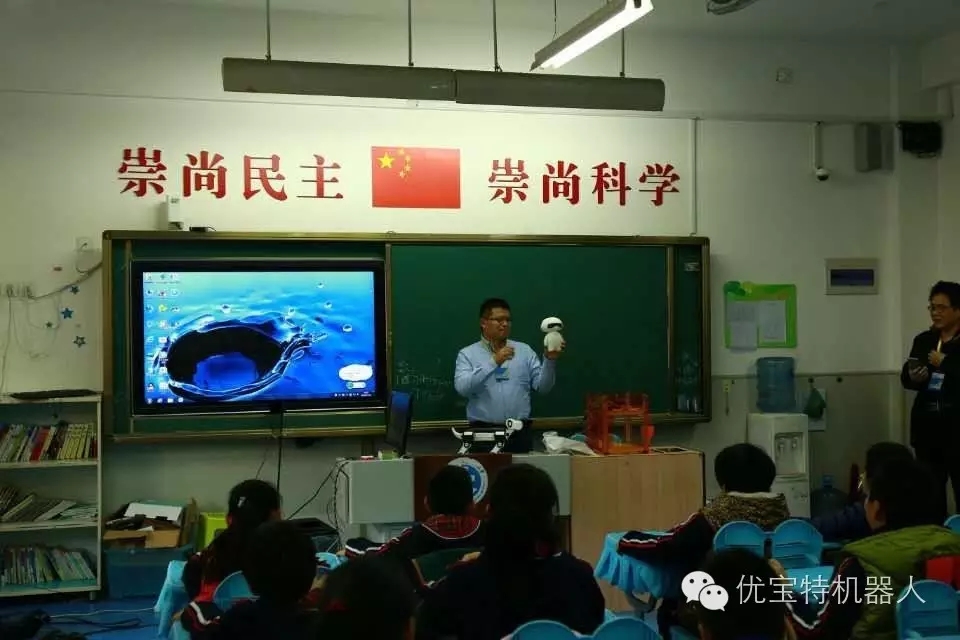 小狗Billy跑到了山師附小的課堂上，同學們看呆了……