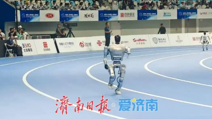 斷臂跑完1500米全程，濟南造機器人平衡能力刷屏