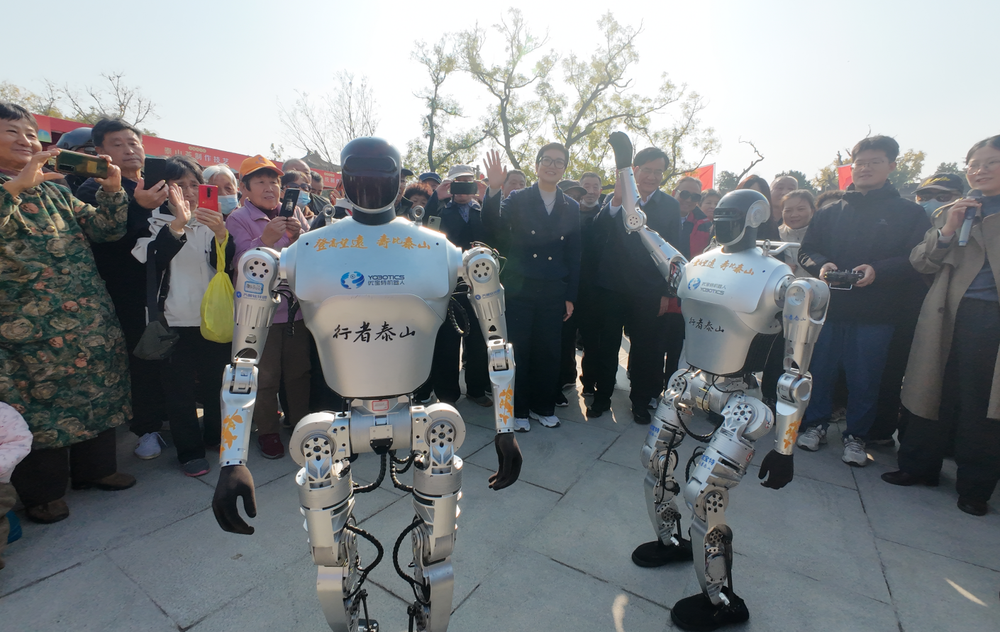 “行者泰山”以“重陽科技使者”與“國泰民安祈福官”的雙重身份，登臨岱廟廣場，參與全國“我們的節日·重陽”主題文化活動